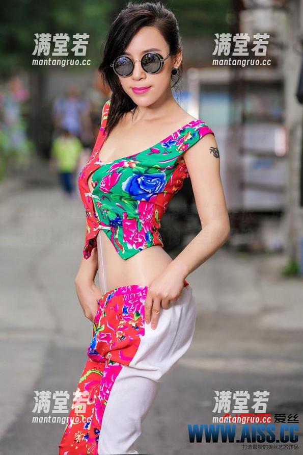 AISS爱丝(黄金版) - 带着“亚美依”走访丝袜街道，这高清不愧是壁纸届的神作