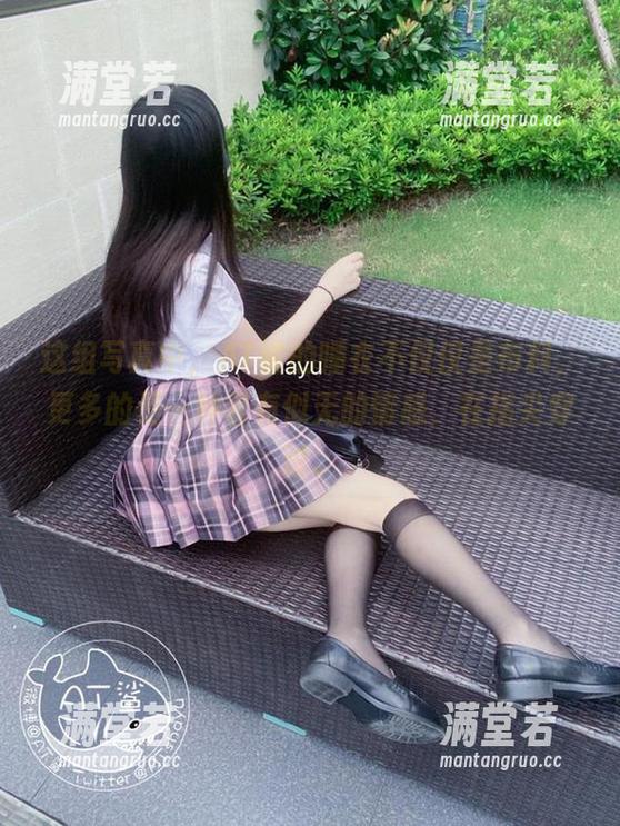 这组写真中，AT鲨的睡衣不仅仅是布料，更多的是一种若有似无的情感，在指尖穿过。