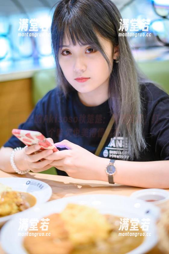 私房里的Akisoso秋楚楚：对着斋蔻，打个哈欠也美得像幅画