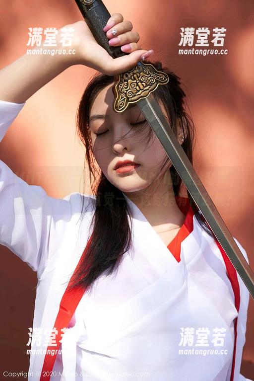 MiiTao蜜桃社-米琪MIKI MiiTao蜜桃社 - 米琪MIKI的黑丝套图,挑战一下你的直觉——这穿搭有何玄机?