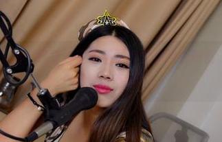 PANS摄影 – 看，凯蒂丝在最新图库里炫酷的短裤。注意哦，腿好看得不行！