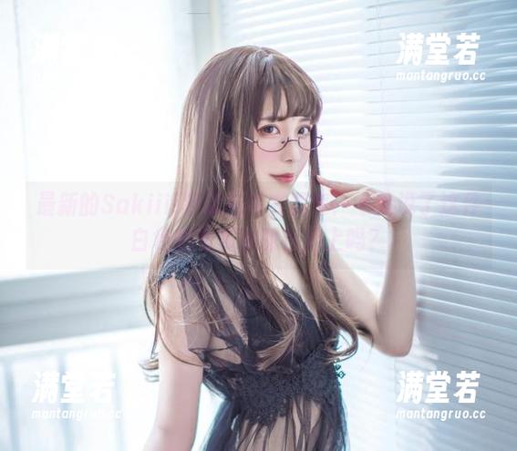 最新的Sakiiii翎柒白毛衣图集：不是说了这件白色的毛衣会摊在床上吗？