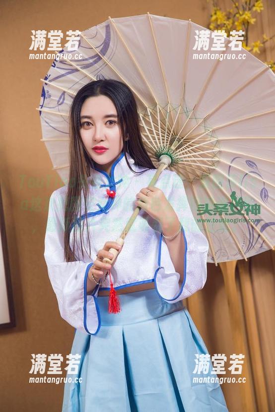 TouTiao头条女神 - 有点迷，爱丽莎lisa这次把国安女神的角色发挥得淋漓尽致，最新图片突然就吸引了我的注意。