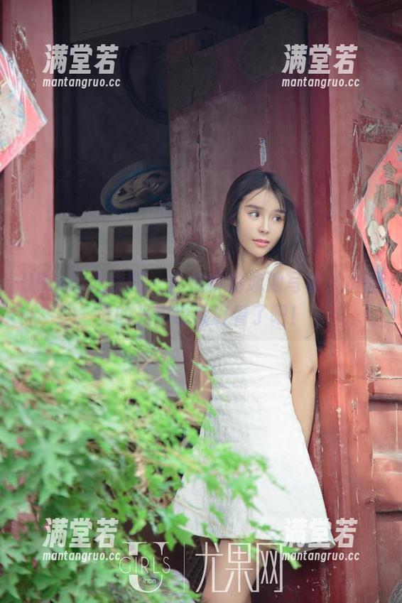 UGirls尤果网-乔依琳 UGirls尤果网 - 乔依琳的泳池写真,水面上的光影也太好看了吧!