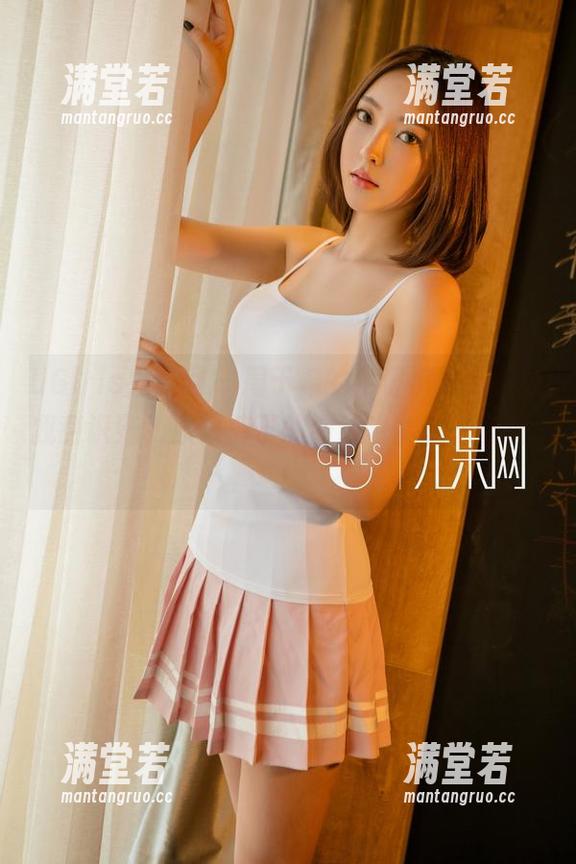 UGirls尤果网 - 周于希的牛仔裤更新，让我意识到，原来裤子的曲线也能这么吸引...！