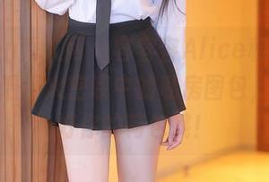 Xiuren秀人网 – 容容容Alice和蕾丝，一个不温不火密谋中的私房图包，要准备好你的荷包哦！