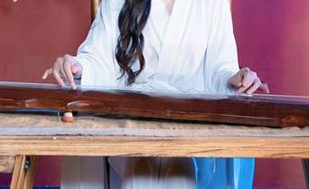 Xiuren秀人网 – 白丝美图集合，小肉肉咪这次难得不走寻常路！