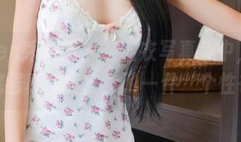Xiuren秀人网 – 在内衣写真集中，萝莉悠悠酱真的是穿上了一件‘个性布’
