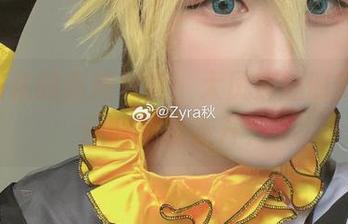Zyra秋的高清写真：大凤穿越时空，谁还敢轻易走开？