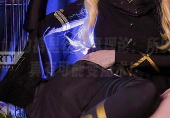 亚缇arty的裤里丝写真理论：所以穿裤子真有可能变魔术！