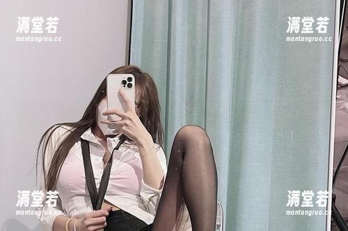 微密圈 - 办公室里的兔宝妮to：她的壁纸有点意思