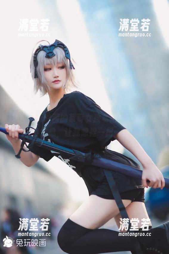 来自兔玩映画的草莓女孩私拍，满满的青春气息，让我想捏一把…果！
