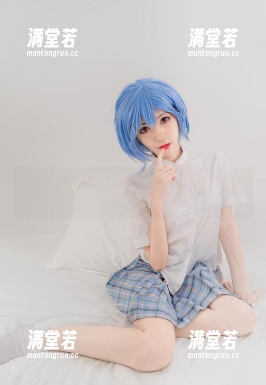 南桃Momoko与爱礼服，高清照片的意想不到旅程