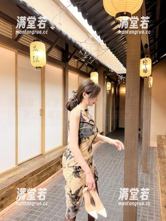 微密圈 - 又是更新？周妍希黑裙红丝这一套让人琢磨不透，真想一探究竟。