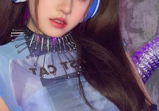 嘎潼与她的高跟鞋，合集里藏着多少“不小心”的姿态