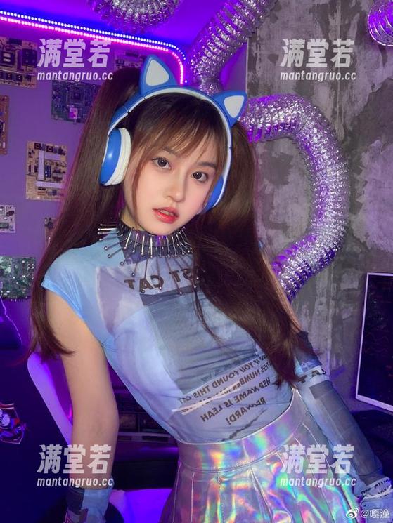 嘎潼与她的高跟鞋，合集里藏着多少“不小心”的姿态
