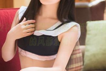 头条女神 – 梁芮溪的校园壁纸，听说楼道的风都爱她！