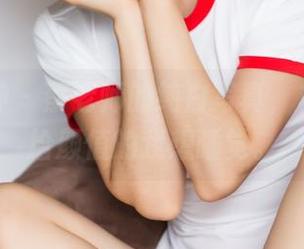 头条女神 – 蔡老师的纯白写真，白到让输给颜值的我想睡觉。