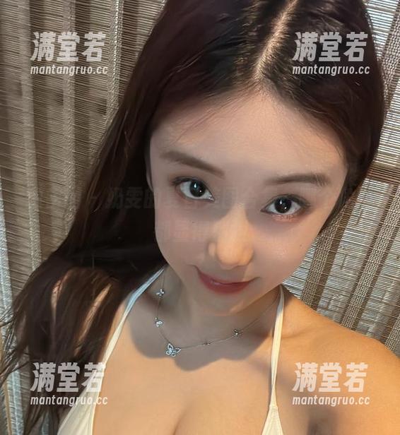 奶雯 微密圈 - 奶雯的夏日美图合集,哪个角度都显得别扭