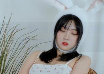 LoozyNO.02：每一张宋哈娜(송하나)的私房美图都像是中毒了的点心。