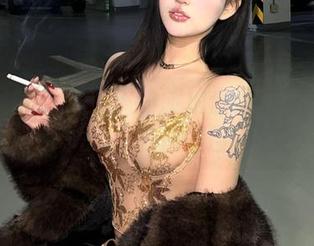 微密圈 – 小优优子的旅拍合集：想知道她如何在镜头前迷失自己吗？