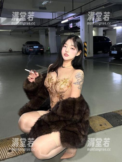 微密圈 - 小优优子的旅拍合集：想知道她如何在镜头前迷失自己吗？