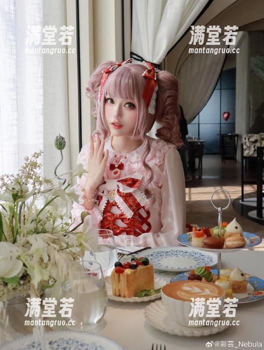 尴尬的是，我只想盯着彩芸_Nebula的渐变贝壳白紫作品，根本无法集中注意力。