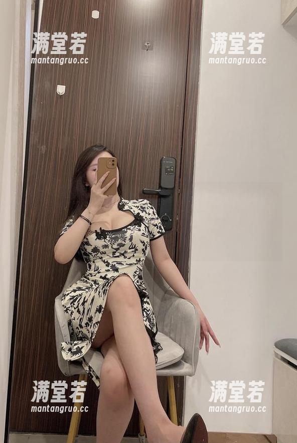 微密圈 - 当是可馨耶与泳池不期而遇：图里那水面反射的光真让我忍不住多看几遍，原图也太惹人注了吧！