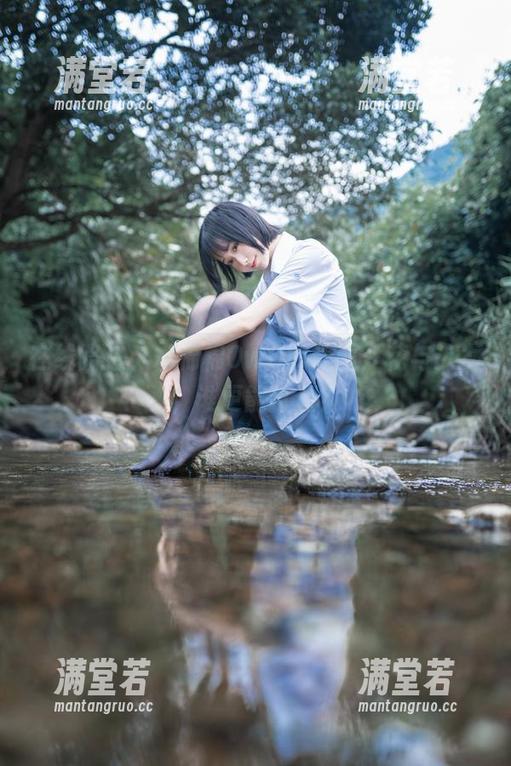 在线路过，木棉棉OwO的美图：花与少女，谁更能打动？