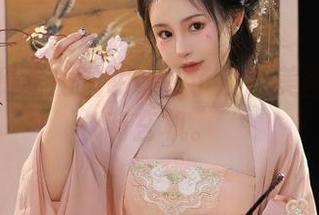 看到桃暖酱的透明cos了没？美图里绝对有玄机。