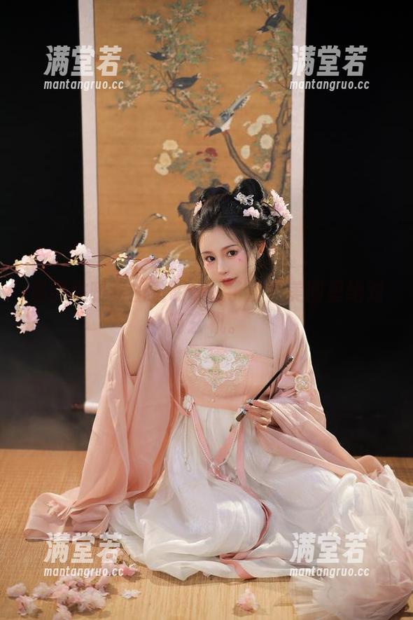 看到桃暖酱的透明cos了没？美图里绝对有玄机。