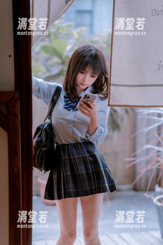桜井宁宁秘书写真：我太像老板了，更新别忘了打卡哦！