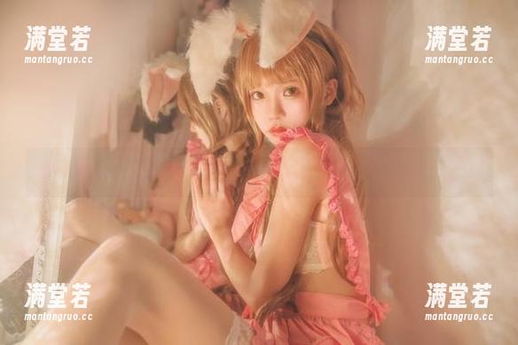 作品里的桜桃喵躺在田野上，完全沉浸在‘有草’的惬意中！