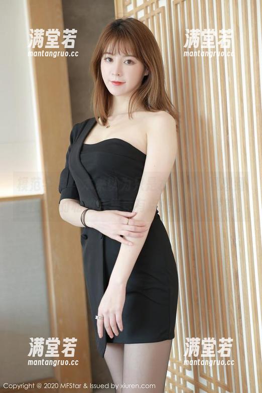 模范学院 - 本来以为只是水手服，没想到程程CC的私拍合集竟有点让人浮想联翩。