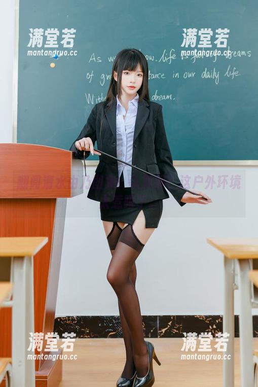 翻阅清水由乃图集：认真吗？这户外环境太惹眼了。