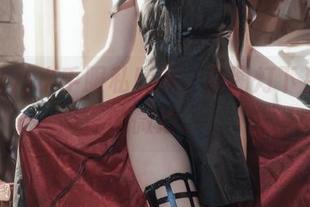 清水由乃水手服私房照，原图灯下那一瞬的微妙。
