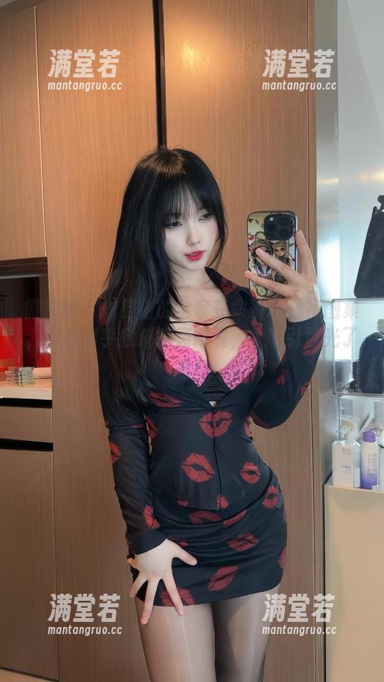 琳铛铛 微密圈 - 琳铛铛的全套夺命黄色战袍图集,有点出乎意料的亮眼呢,太吸引目光了吧!