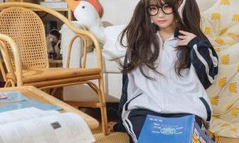 看来神沢永莉是把厨娘这角色演绎得深入人心，写真集里差点入迷。