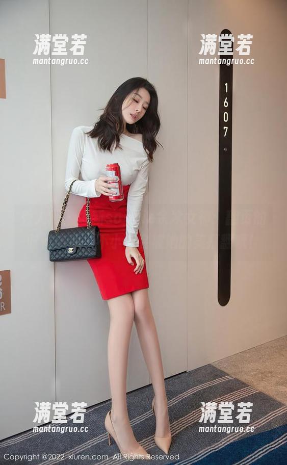 秀人网 - 最新sophie余冰女神：翻页的时候小心，不小心会被她的美打翻哦！