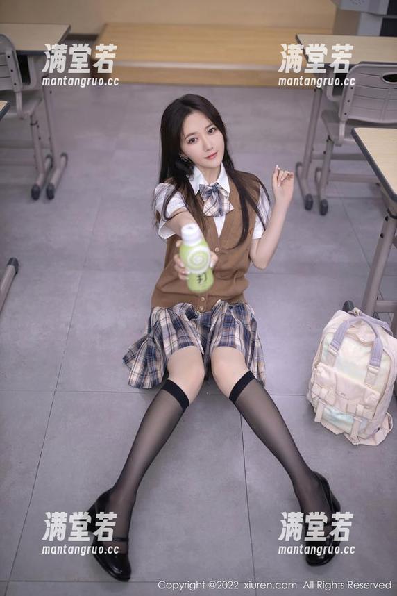 秀人网 - 除了比基尼，允尔似乎还有点别的什么更新，美图好感度爆表。