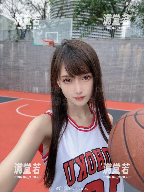 腐团儿Ikaros用粉色定位，cos的图册居然有点暗黑风？