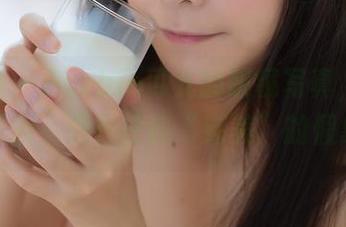 菠萝社 – Barbie可儿的眼镜写真，肆意地流泪，没有任何“完美”的假象。