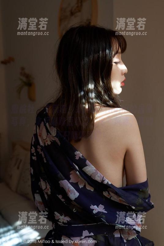 蜜桃社 - 更新啦！缇娜美Tinami的居家写真，拿起咖啡豆练习‘宅’风姿，真的不只喝喝而已！
