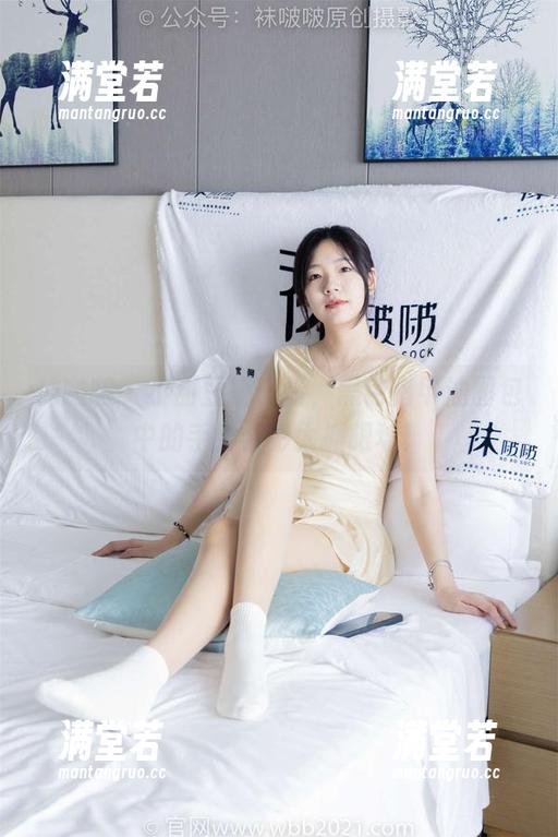 袜啵啵 - 小甜豆搞事情，黑色指甲油图包中的手脚合影太抓眼球！