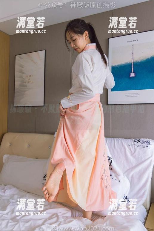 袜啵啵 - 不默默无闻：稚予的黑色指甲油与裸足写真