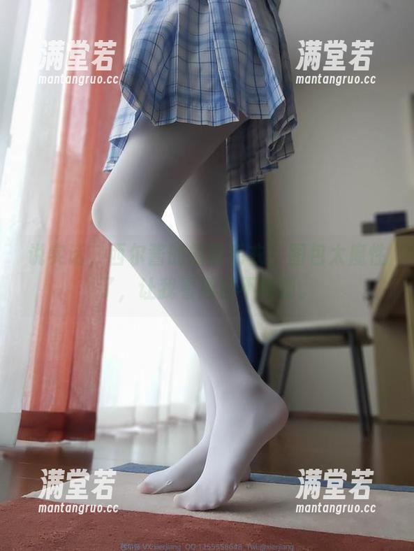 说实话，西尔酱的露背毛衣，图包太魔性了，让我看得目不转睛。