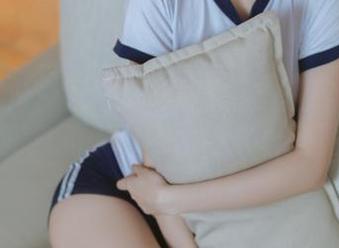 许岚LAN在夏日运动服套图里那身衣服还不错，如果配上一瓶冰镇饮料就更完美。