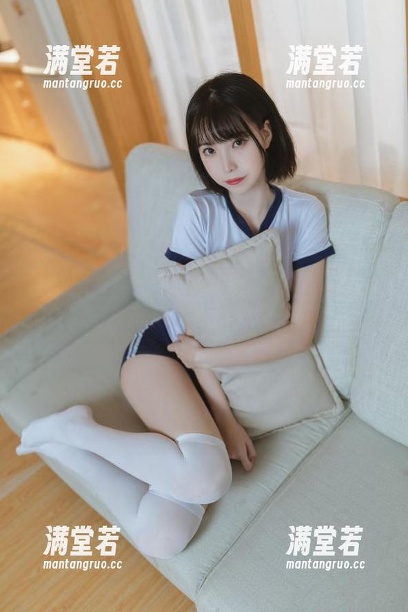 许岚LAN在夏日运动服套图里那身衣服还不错，如果配上一瓶冰镇饮料就更完美。
