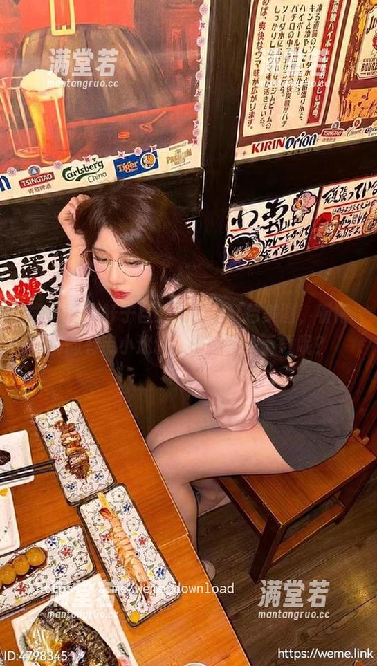 微密圈 - 轩子巨二兔的酒红色美图，看得我都有点小迷糊，谁能拒绝下载呢？