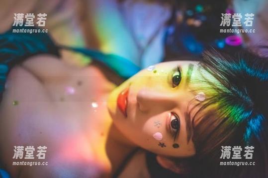 在线“翻滚”，雯粥粥i的泳衣作品让我想起夏日海边。